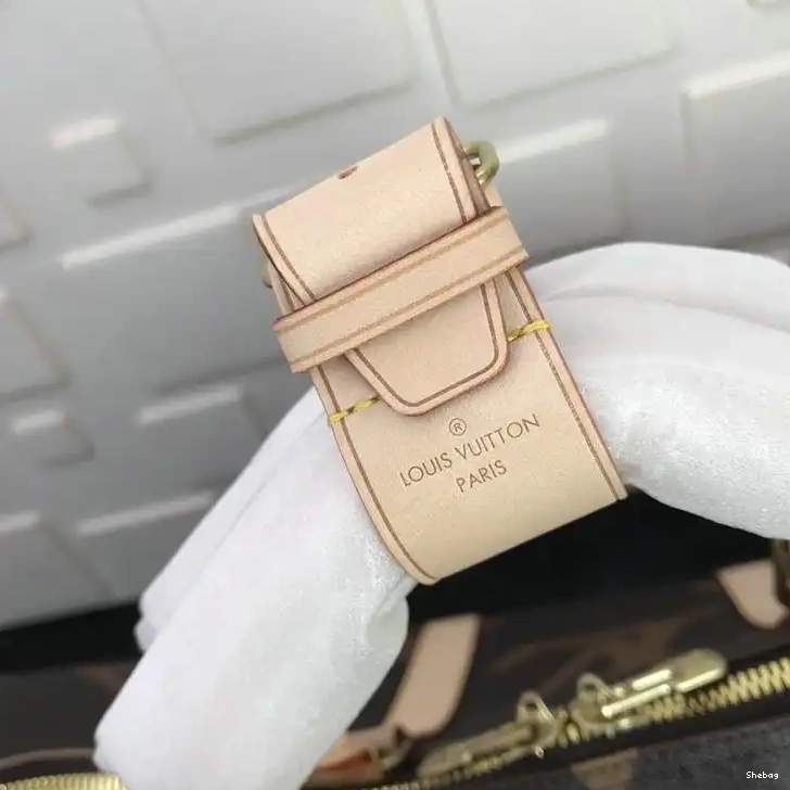 19T1L0005 LV Bags 0819